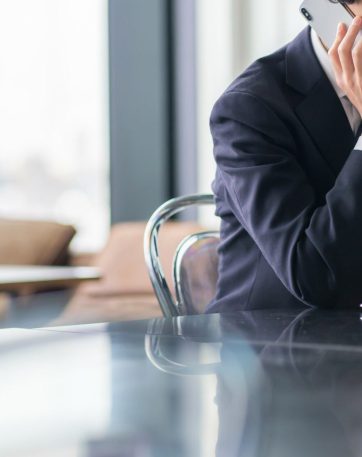 若い日本人ビジネスマン